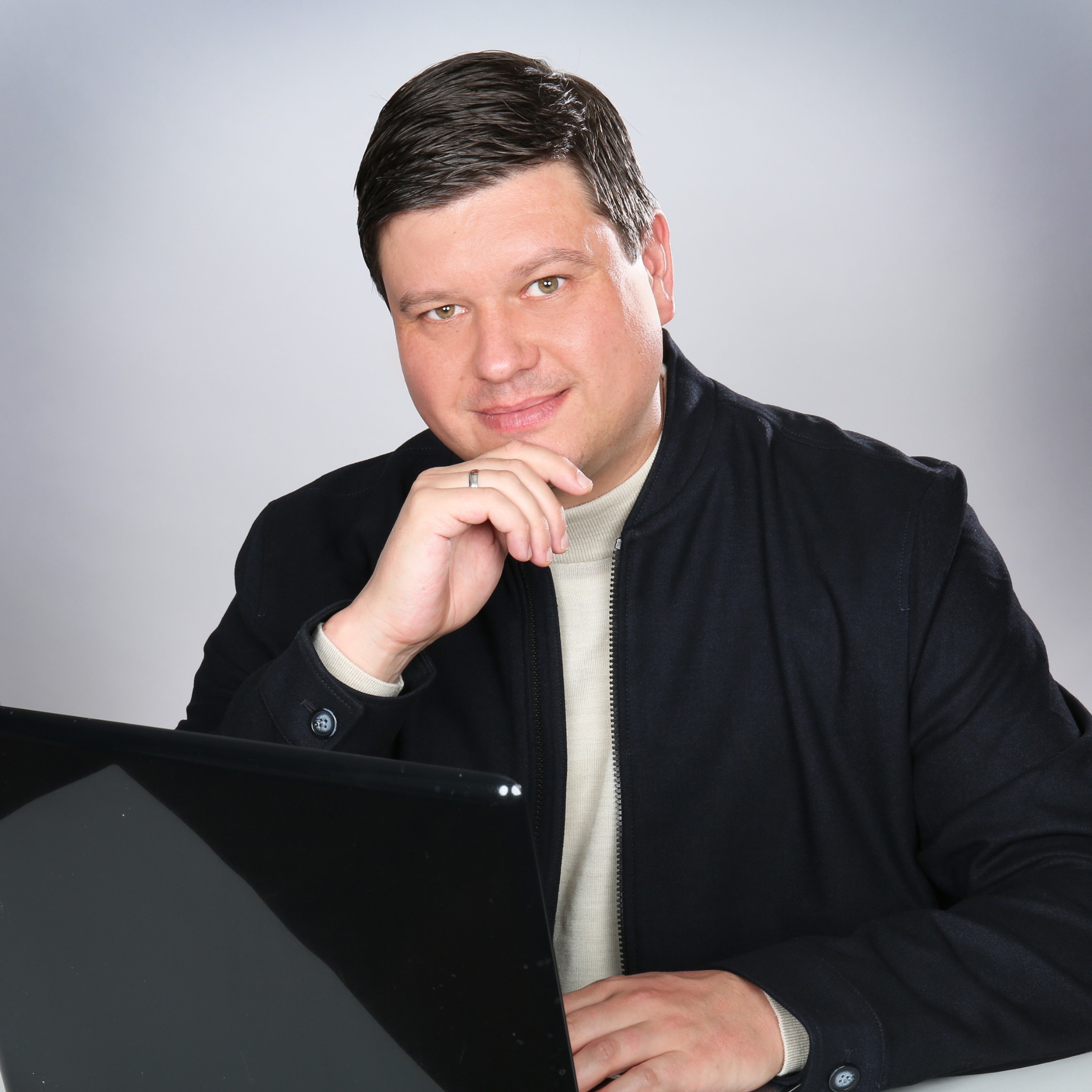 Niklas Geiger am Laptop